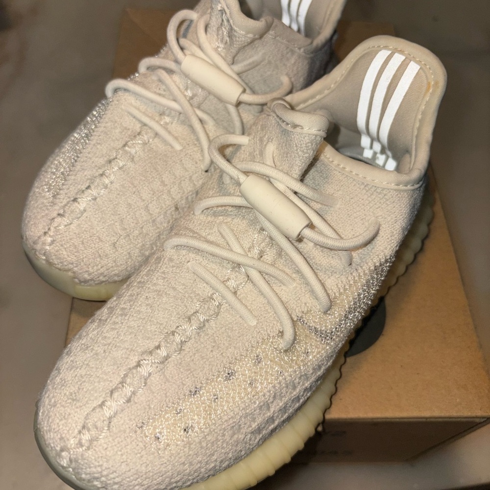 Adidas Yeezy Boost in Light Cream 350 v2